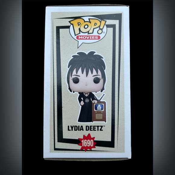 Beetlejuice Beetlejuice - Lydia Deetz Funko Pop #1690 - BNIB 🪲🧃 - Picture 3 of 3